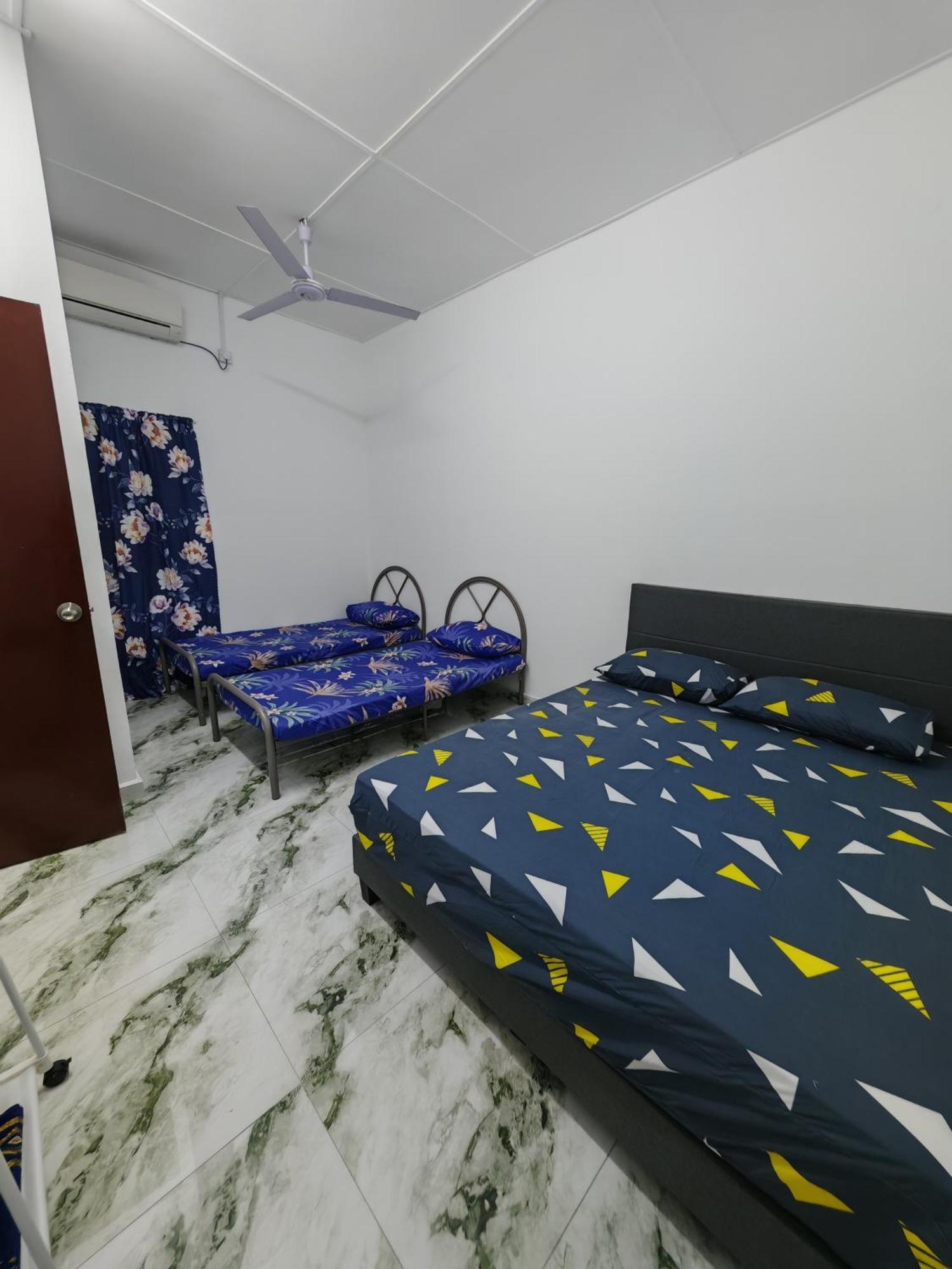 Homestay Banting #7, Islam, 1Bilik-6Pax, #Bilik1# 3Bed-2Tilamyoga-1Aircon, #Hall# Sofa-Kipas-Tv-Iron, #Dapur# Stove-Kettle-Periuknasi, #No Towel Exterior photo